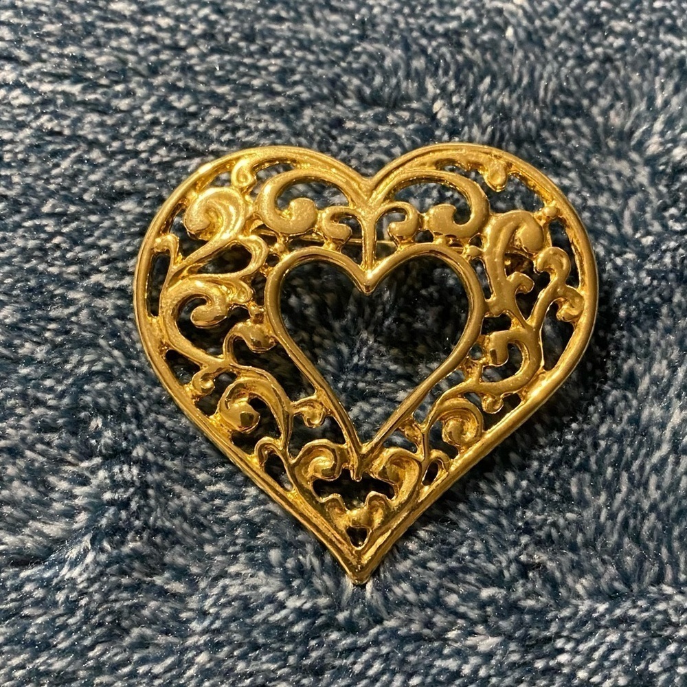 Goldtone Filagree 2” Heart Unbranded Brooch Pin‎